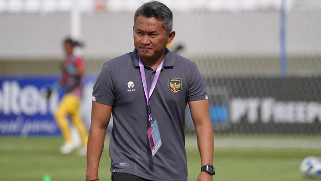 Pelatih Rudy Eka Priyambada meminta maaf setelah gagal membawa Timnas Putri Indonesia meraih posisi ketiga di Piala AFF Wanita U-19 2023.